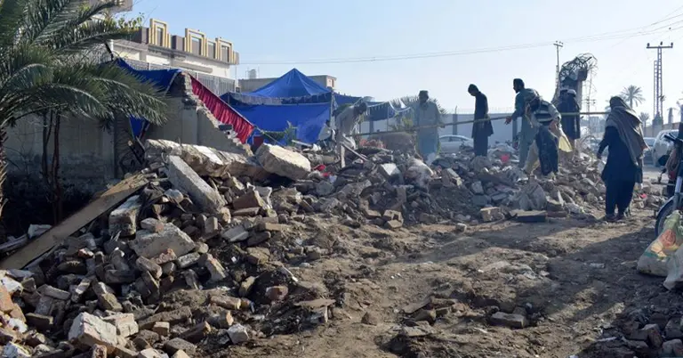 খাইবার পাখতুনখোয়ায় ক্ষতিগ্রস্ত ভবনের ধ্বংসাবশেষ সরাচ্ছেন স্থানীয়রা